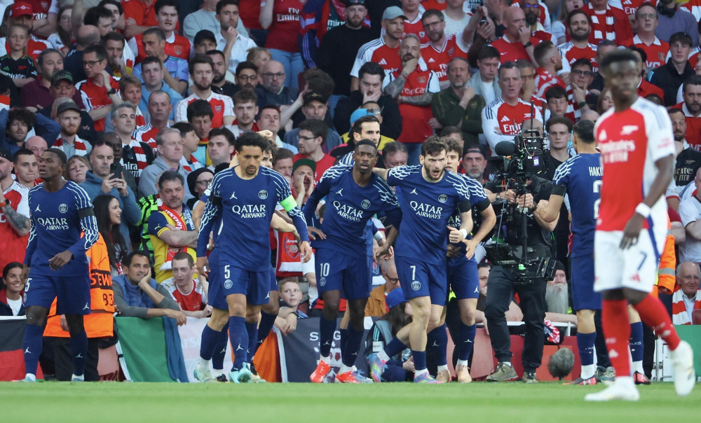 东契奇成为湖人队史第三位连续两场拿35分+10助攻的球员