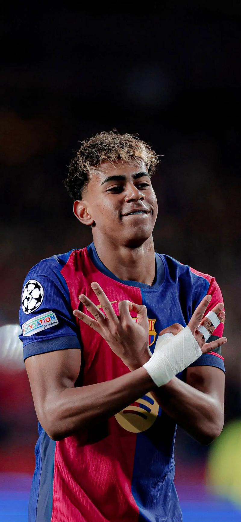 前河北队门将王年将成拍戏时被打伤，眼角被打开缝了三针