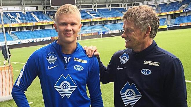 内马尔赛前牵着自己的女儿马维入场，之后还给女儿比心