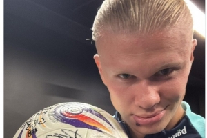 前锋单场双响，全场瞩目