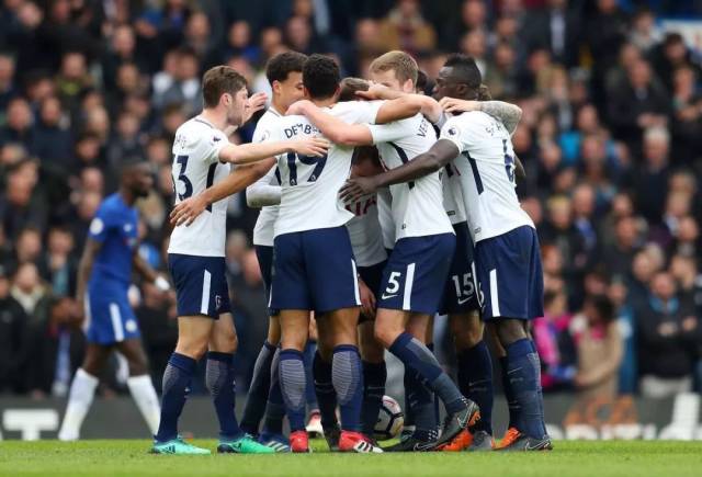 曼联无法复兴 阿莫林临场够差劲 主场1-1西汉姆联领先就乱换人